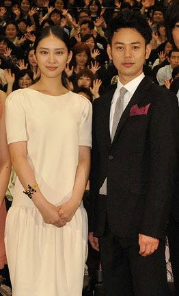 武井咲、妻夫木聡/(C)2012『愛と誠』製作委員会