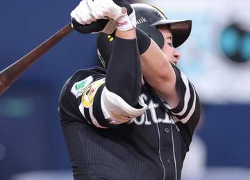 ソフトバンク・栗原が自身初の30号 左中間席へ逆転3ラン 周東も驚きの衝撃弾「入る！？」
