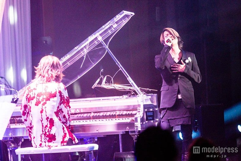 YOSHIKIのピアノの美しい音色とTERUの美声が響く