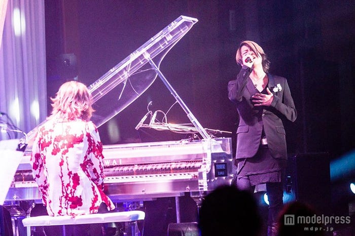 YOSHIKIのピアノの美しい音色とTERUの美声が響く