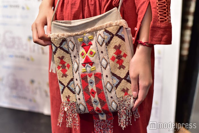 「民族っぽいカバン」はカラーが秋っぽい(C)モデルプレス