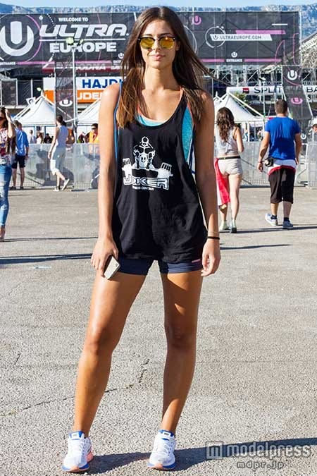 ブラックのタンクトップにネオンカラーを重ね着でスポーティーでヘルシーなスタイル