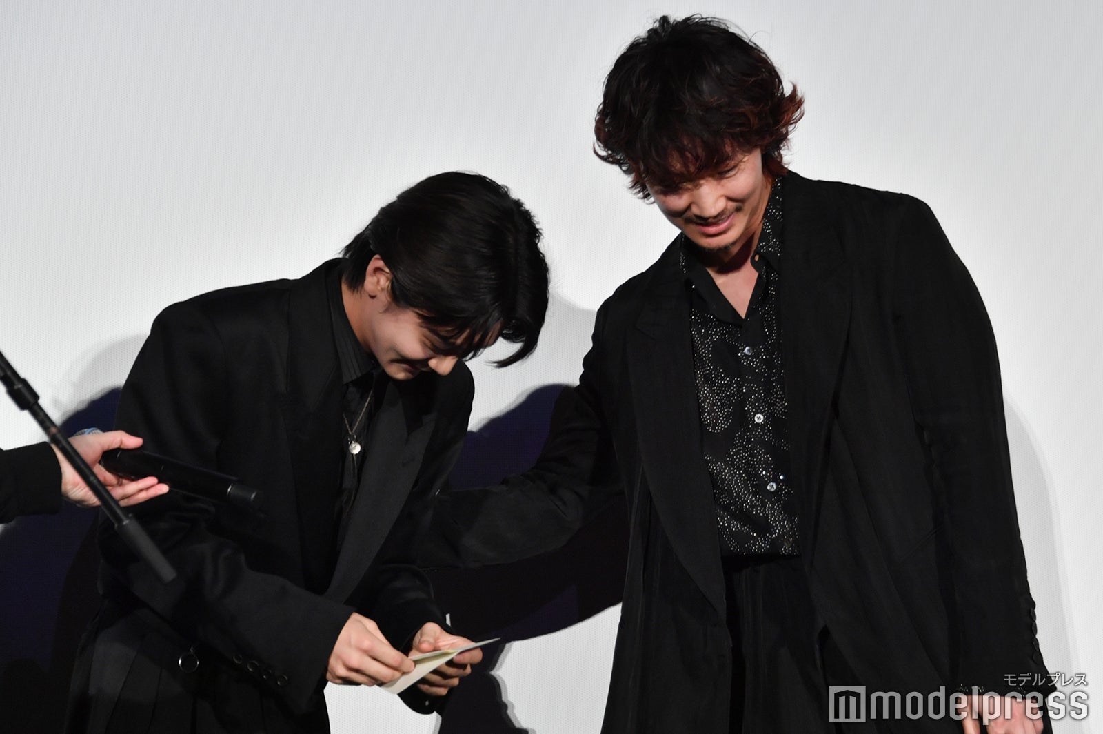 齋藤潤を抱き寄せる綾野剛（C）モデルプレス