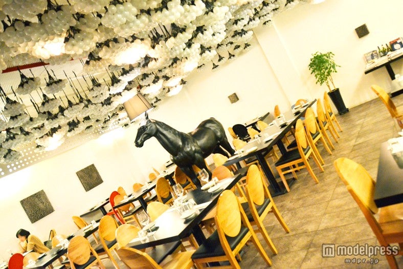 メインフロアには海外から取り寄せた黒馬のオブジェが