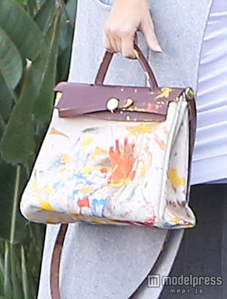 よくみると持ち手にも色が。x17online.com／Zeta Image