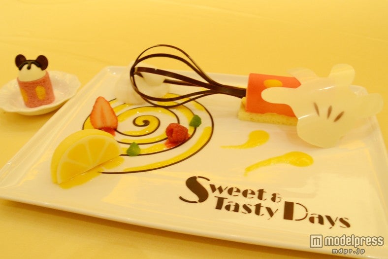 ミッキーのデザート作りを描写