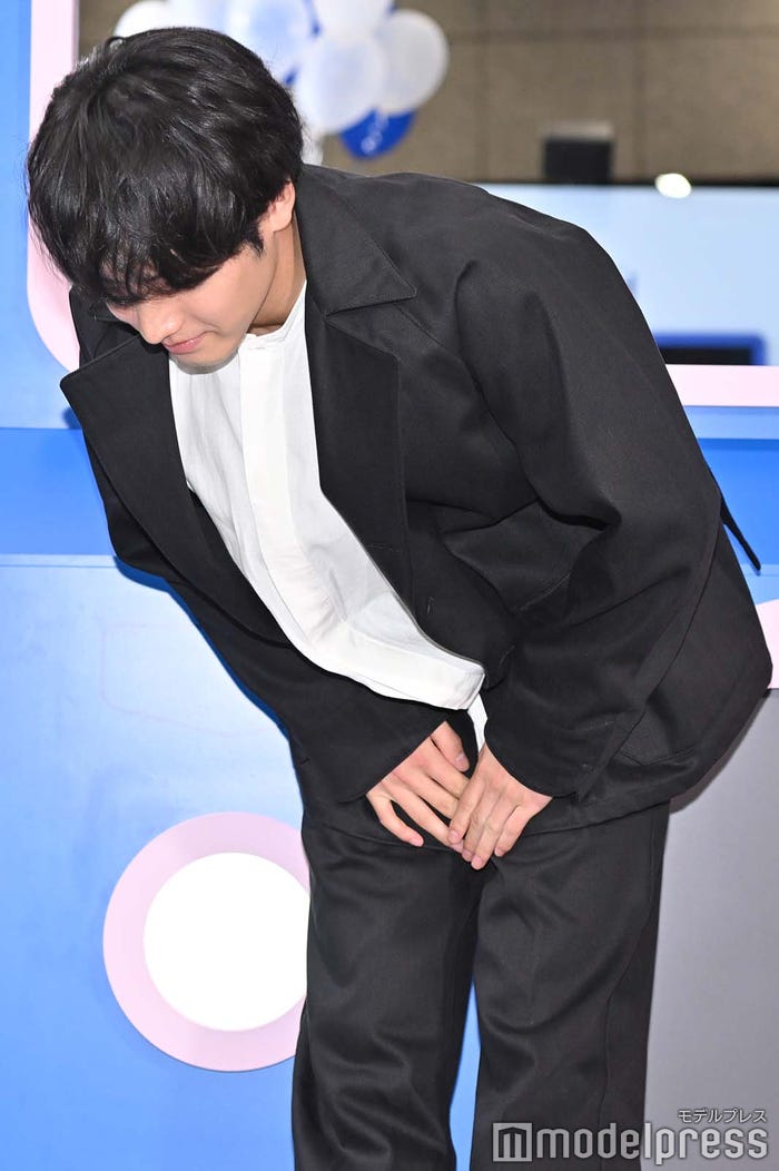 深々とお辞儀する赤楚衛二(C)モデルプレス