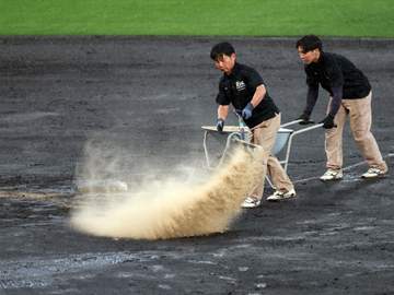 阪神が七回途中降雨コールドで2連勝 今季最多貯金9 佐藤輝がV打 才木が球団タイ記録の対巨人戦8連勝 7回無失点11三振で完封