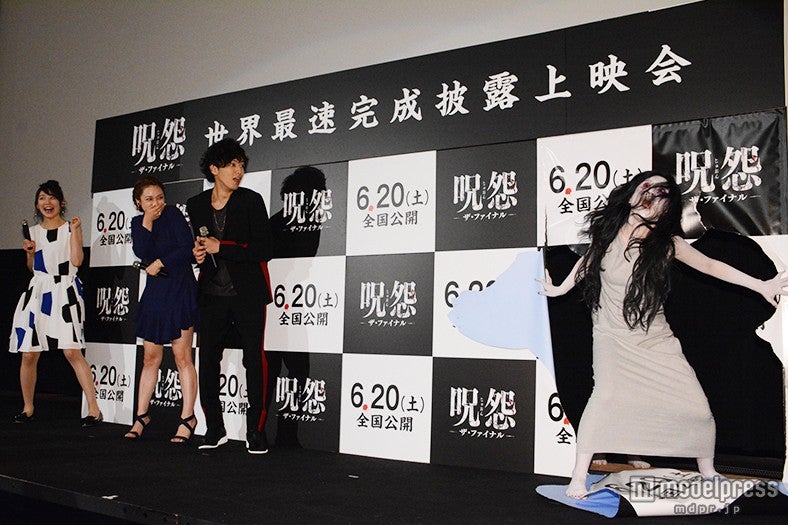 伽椰子＆俊雄がバックパネルから登場し驚くキャスト陣