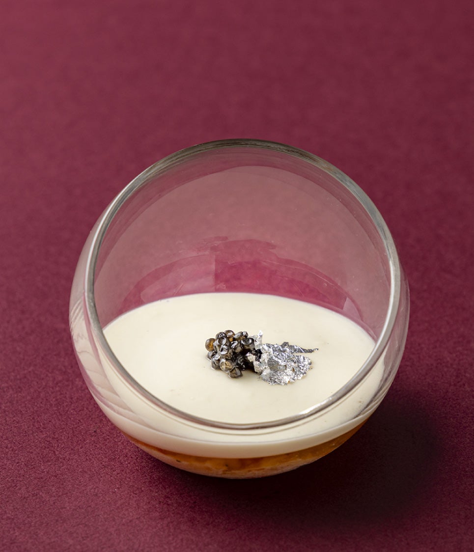 蟹と根セロリのブルーテ キャビア添え/提供画像