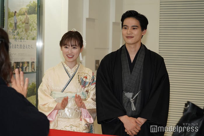 サプライズで観客を見送った福原遥&水上恒司(C)モデルプレス