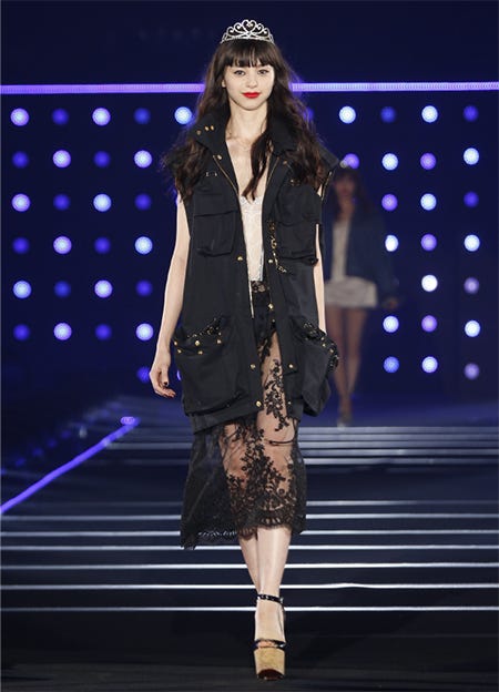 ミリタリーコートを軽やかに(C)TGC’16 S/S