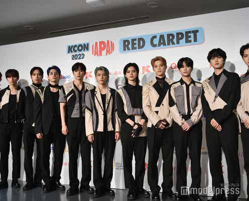 INI「KCON 2022 JAPAN」レッドカーペット登場 クールな装いでフォトセッション応じる