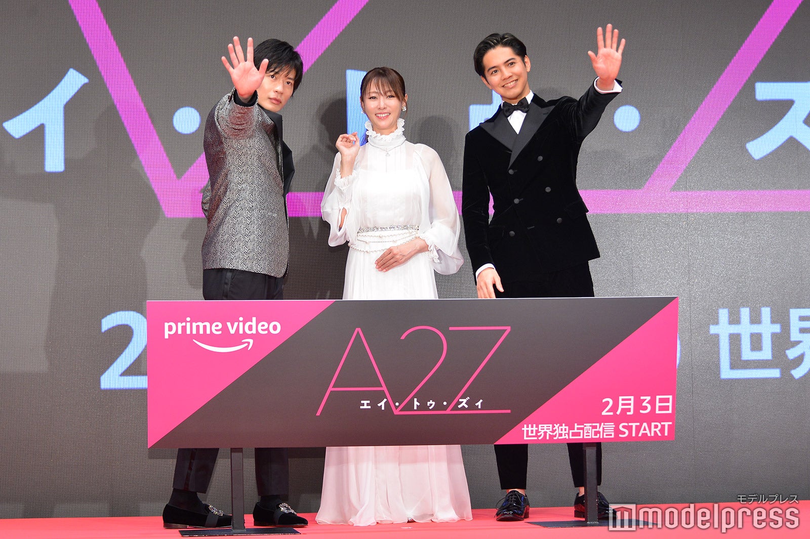 「A 2 Z」が世界に配信されるので手で表現する田中圭、深田恭子、片寄涼太（C）モデルプレス