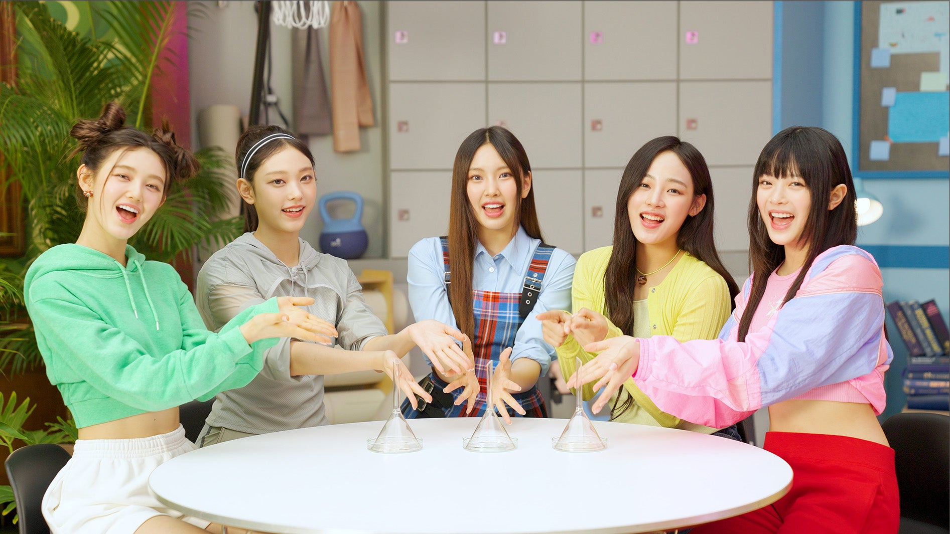 NewJeans、キュートな姿で「OMG」踊り出す？“初体験”楽しむ