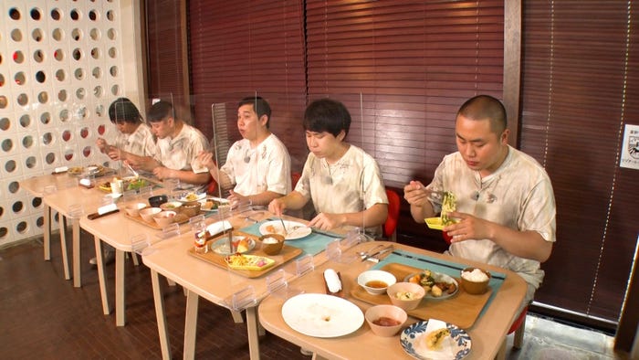 (左から)チョコレートプラネット(松尾駿、長田庄平)、せいや、秋山寛貴、岡部大(C)フジテレビ