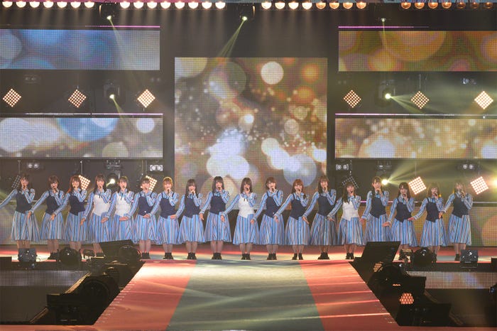 日向坂46(C)Rakuten GirlsAward 2019 SPRING/SUMMER