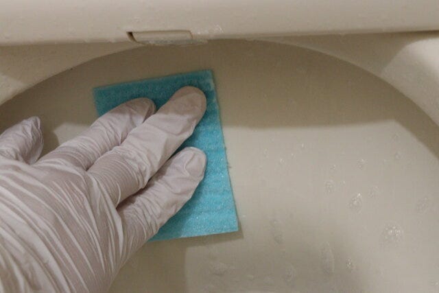 トイレ用洗浄剤　擦る