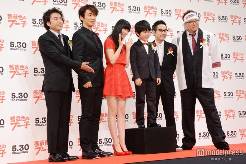 （左から）ムロツヨシ、ユースケ・サンタマリア、指原莉乃、鈴木福田口トモロヲ、福田雄一監督