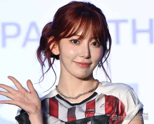 LE SSERAFIMサクラ、黒髪ショート&ノースリーブのMVオフショット公開「雰囲気変わる」「かっこいい」と反響