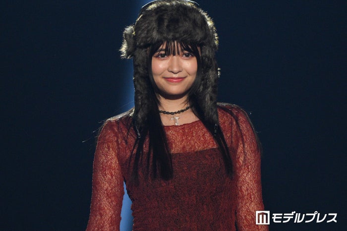 景井ひな、ミニスカ美脚×透けレースで色気溢れる【TGC松山2024】