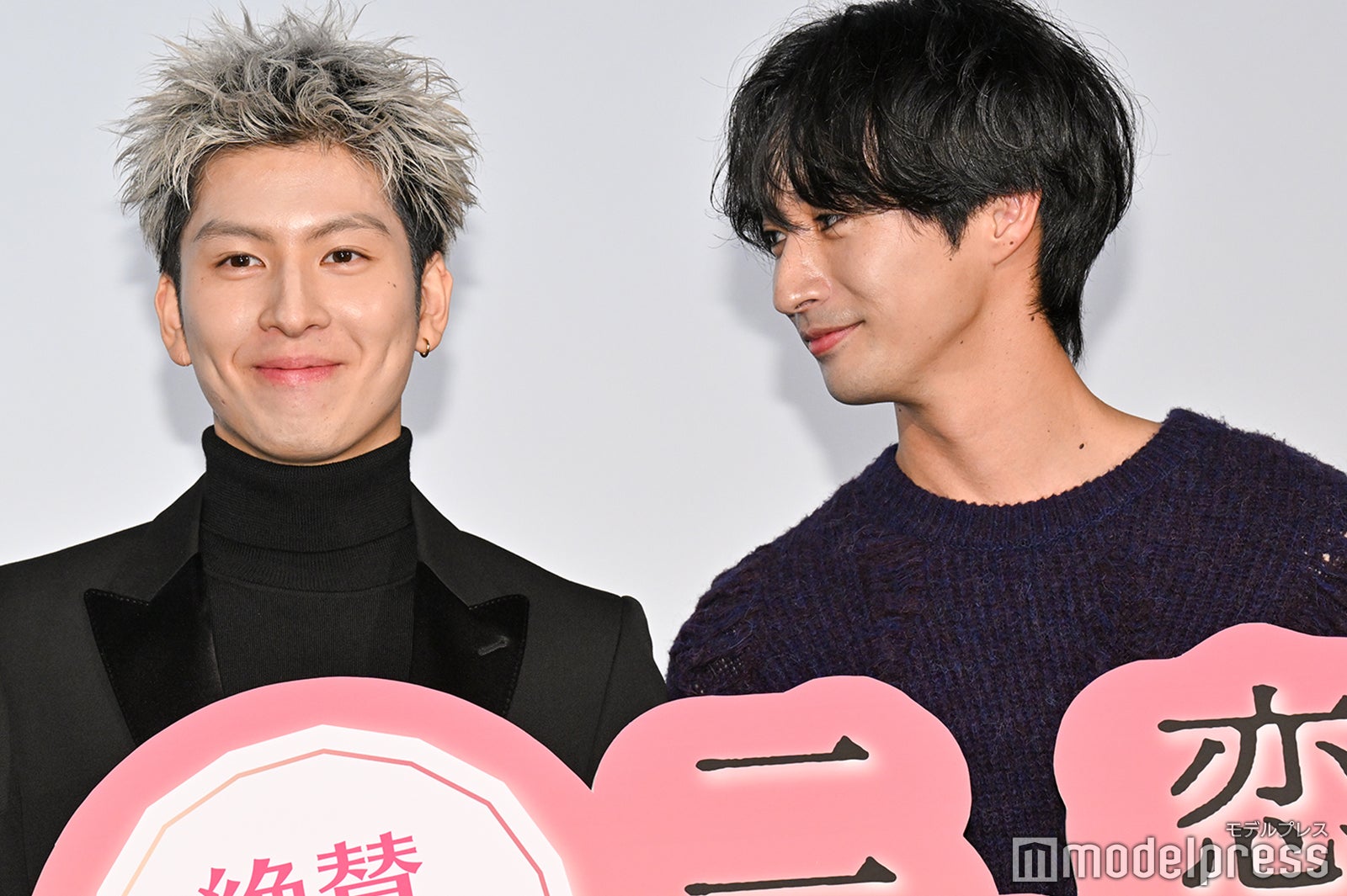 長谷川慎を見る古屋呂敏（C）モデルプレス