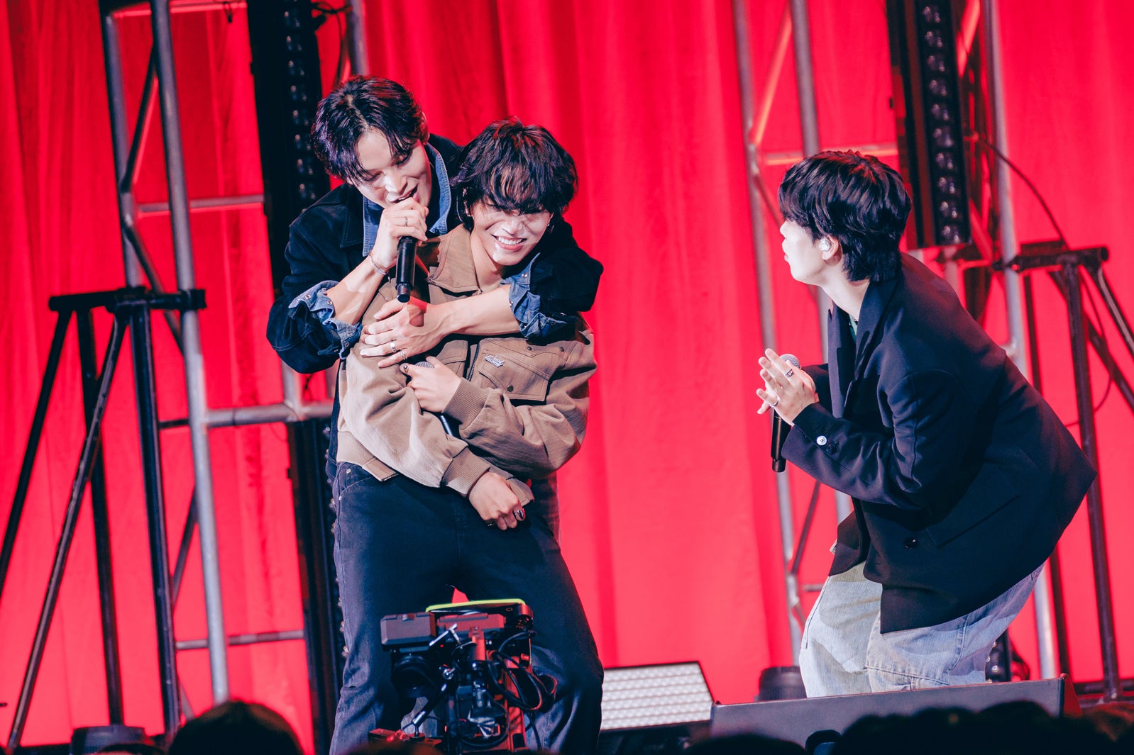 JO1／アンコールでいちゃつく與那城奨、大平祥生、木全翔也（C）LAPONE Entertainment