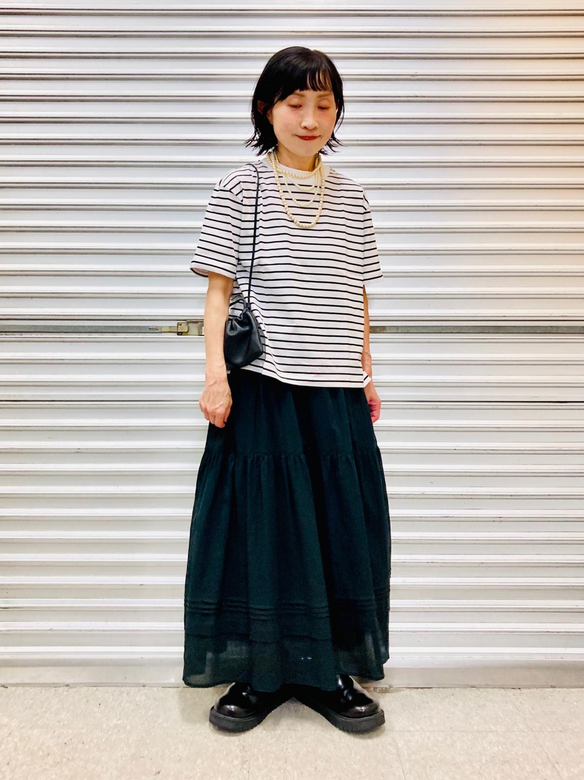サイドスリット＆前後の裾の長さに差もあるため、写真のようなボリュームのあるボトムスともなじみます　出典：StyleHint