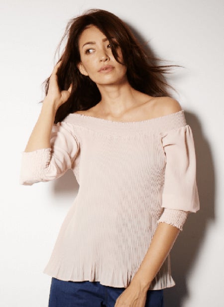 プリーツオフショルダーブラウス￥7,400／プールスタジオ アリヴィエ（銀座マギー）　ワイドデニムパンツ￥13,000／Noela　（C）TOPLOG