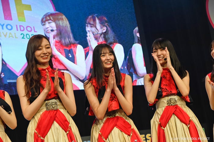 乃木坂46遠藤さくら(中央)のバースデー祝福(C)2021 TOKYO IDOL PROJECT