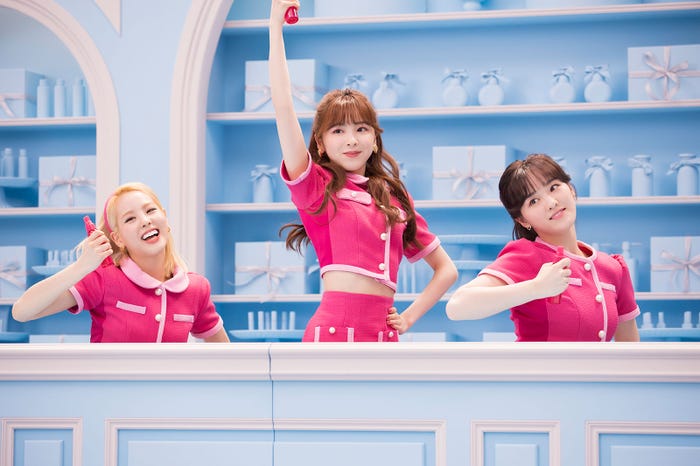 NiziU/MAKO、MIIHI、RIO(提供写真)