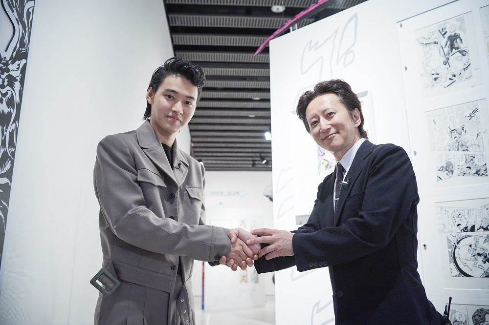 山崎賢人、荒木飛呂彦 （C）2017 映画「ジョジョの奇妙な冒険 ダイヤモンドは砕けない 第一章」製作委員会　（C）LUCKY LAND COMMUNICATIONS／集英社