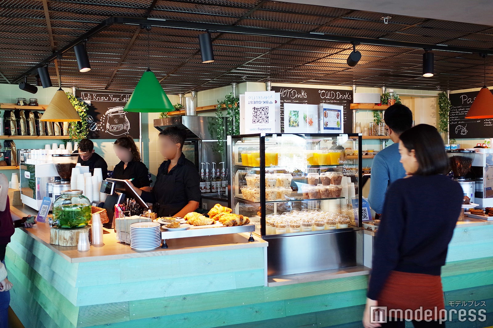 カフェテリアでは専属バリスタが勤務（C）モデルプレス