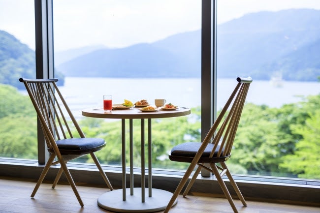 芦ノ湖を望むダイニング／画像提供：オリックス