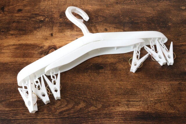 ダイソー スライド回転ハンガー(ピンチ6個付) ダイソーのスライド回転ハンガー(ピンチ6個付)のビジュアル