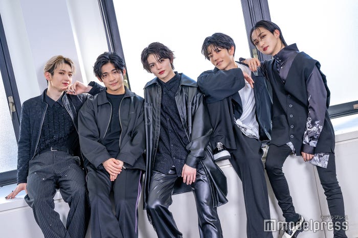 (左から)MITCHY、KOSEI、HAYATO、RAIA、P→★ (2023年1月インタビュー時)(C)モデルプレス