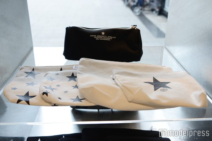 スタープリントポーチ(C)モデルプレス