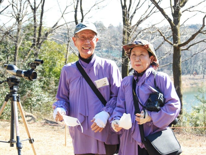 フィールドワークで花や自然、鳥たちのことなどを楽しく教えてくれる近藤夫妻。地元の学校でずっと、このような活動を続けられています