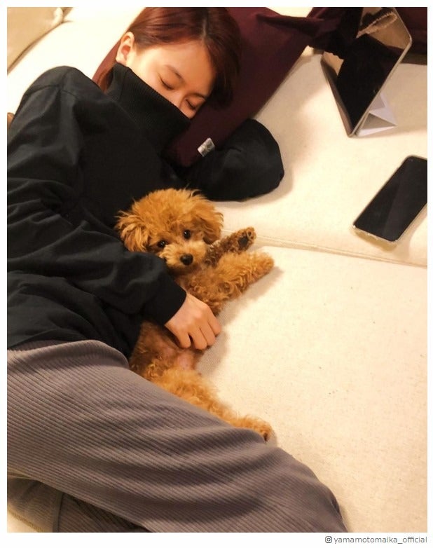 山本舞香、“長男”との添い寝ショットが「癒やしの極み」 寝顔に反響