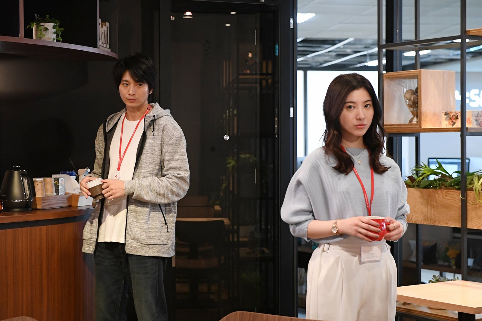 向井理、吉高由里子／「わたし、定時で帰ります。」より（C)TBS