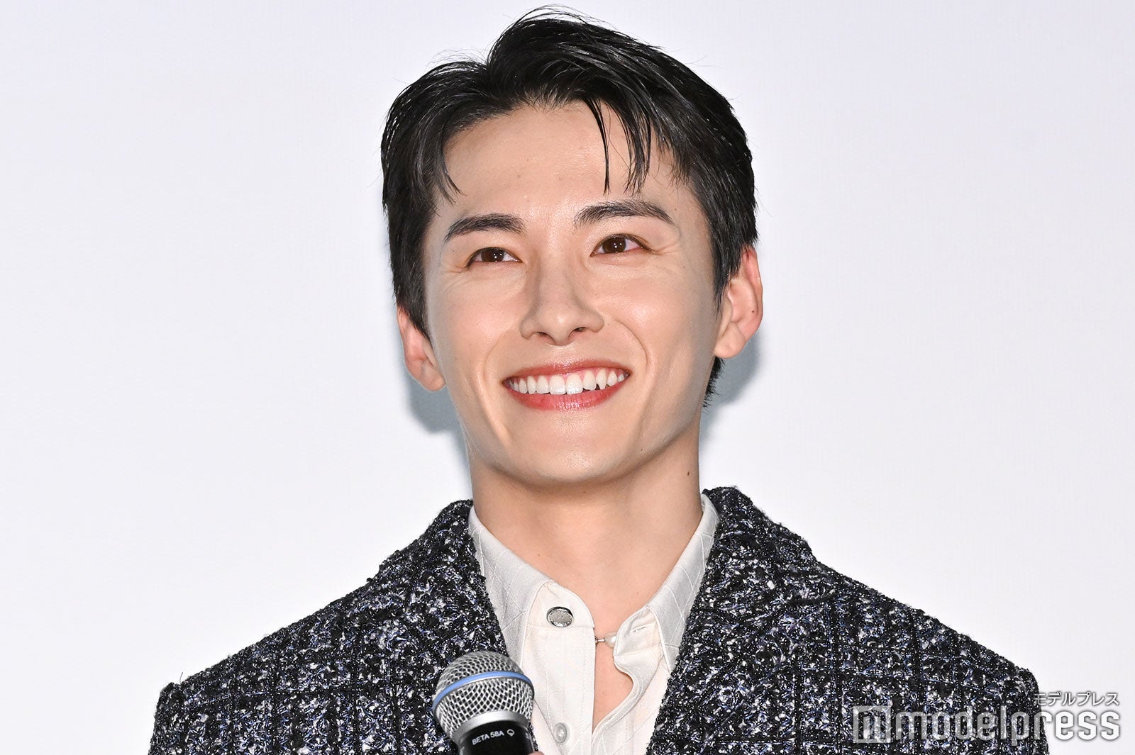 JO1川西拓実、サプライズに歓喜 メンバーには「観ていただかないといけない」【バジーノイズ】