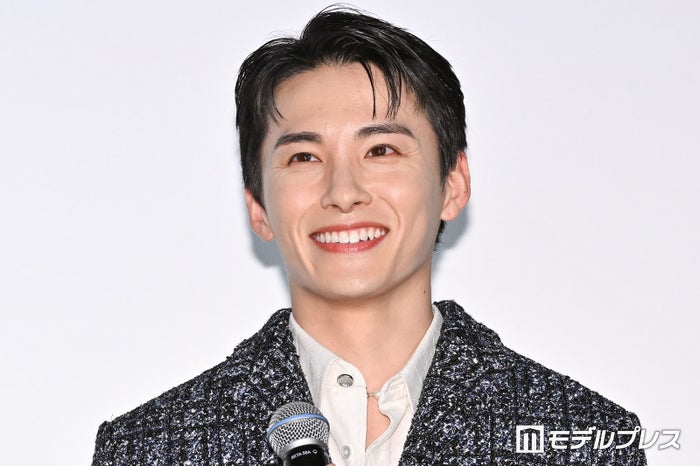 JO1川西拓実、サプライズに歓喜 メンバーには「観ていただかないといけない」【バジーノイズ】