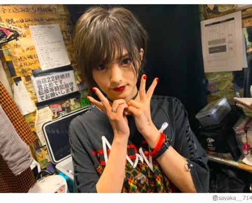 山本彩、ショートへア×赤リップ姿に反響「さや姉イケメン」「かっこいい」の声