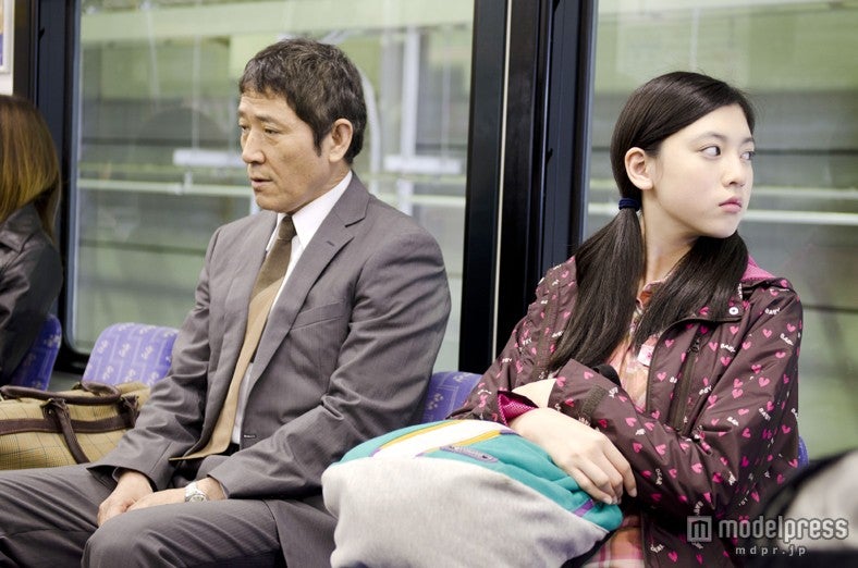 小林薫、三吉彩花／場面カット（C）2012「旅立ちの島唄～十五の春～」製作委員会