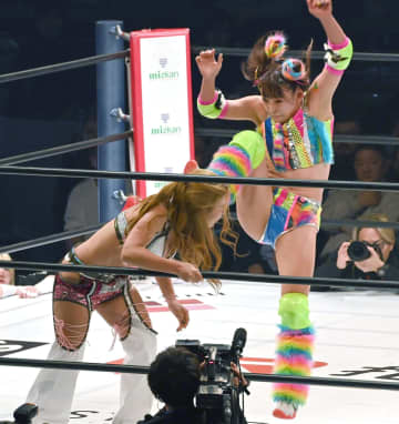 フワちゃんが再デビュー戦で閃光魔術、場外へのプランチャ、卍固めを披露！敗れるも「ここが主戦場。もっと高みを目指します」