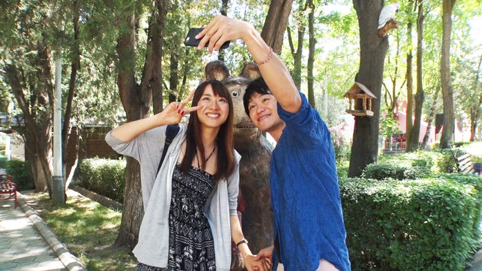 応援に駆けつけたシャイボーイ、かすが「あいのり:Asian Journey」シーズン2第20話より(C)フジテレビ