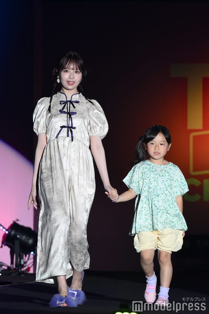 (左)佐藤璃果(C)モデルプレス