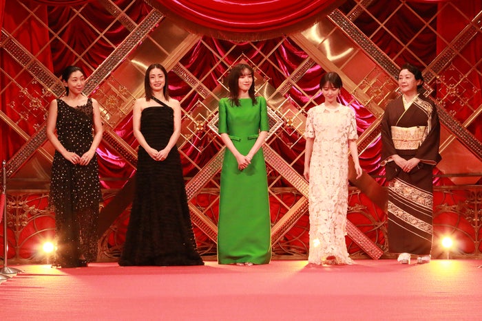 永野芽郁・浜辺美波ら個性輝く衣装でレッドカーペット登場 安藤サクラ＆上戸彩は美デコルテ披露＜第47回日本アカデミー賞＞