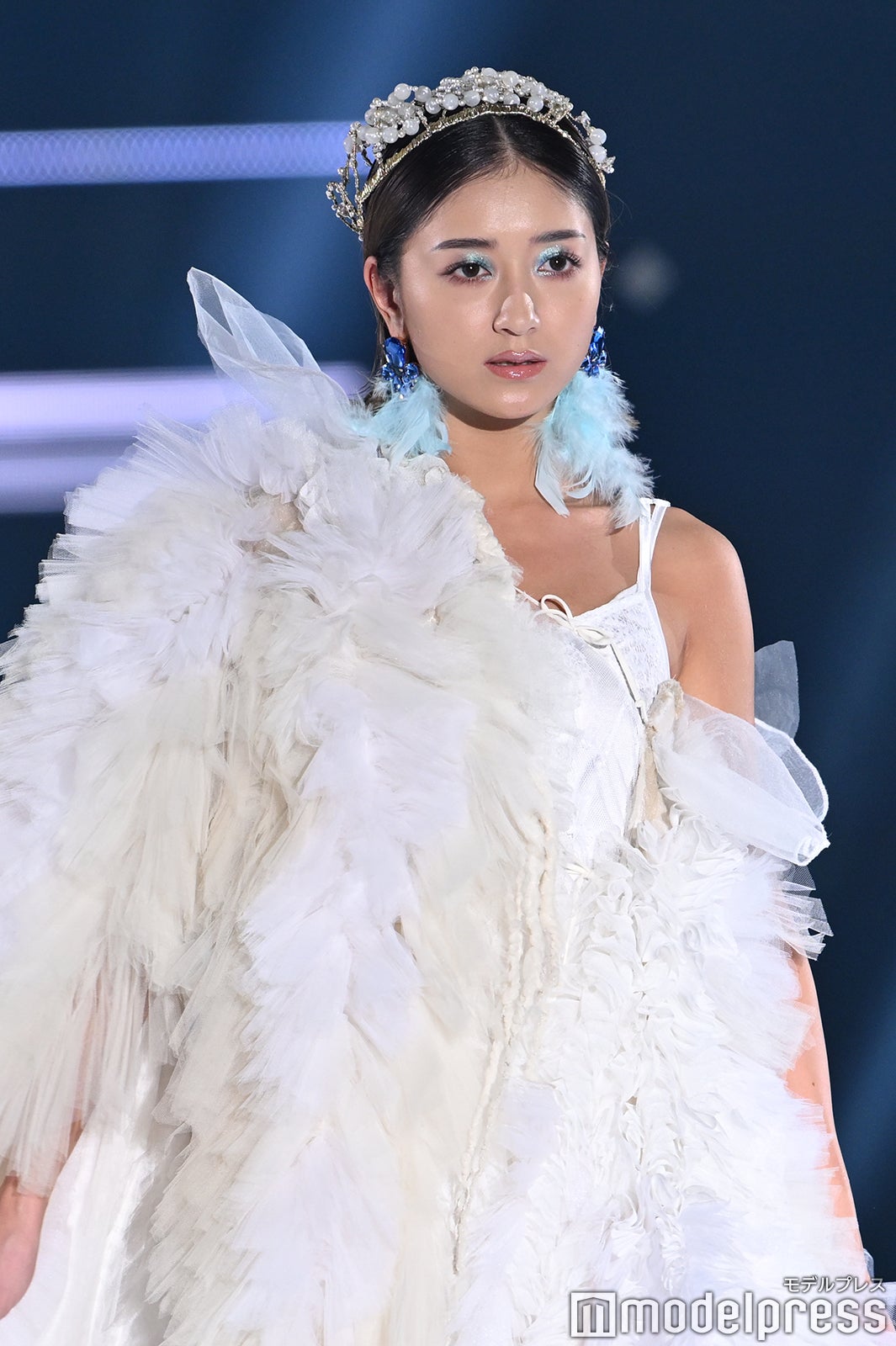 みちょぱ、羽ドレス姿で圧巻女神オーラ 青アイシャドウがお似合い【TGC2025S/S】