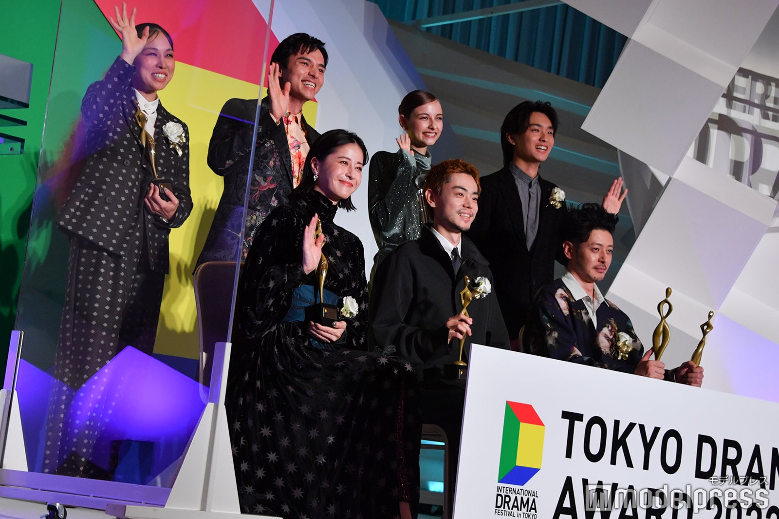 （後列左から）AI、満島真之介、嵐莉菜、奥平大兼（前列左から）松本若菜、菅田将暉、オダギリジョー （C）モデルプレス